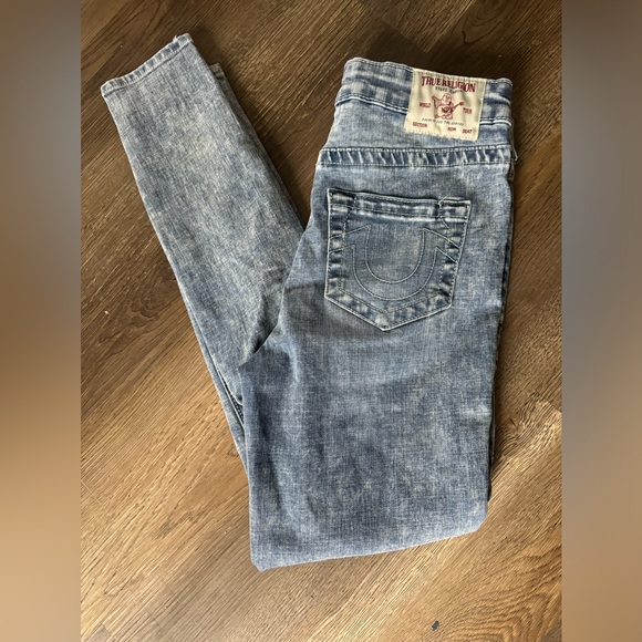 ⭐️SALE⭐️True Religion Halle High Rise Acid Wash Slims with Factory knee Rips - Picture 3 of 4